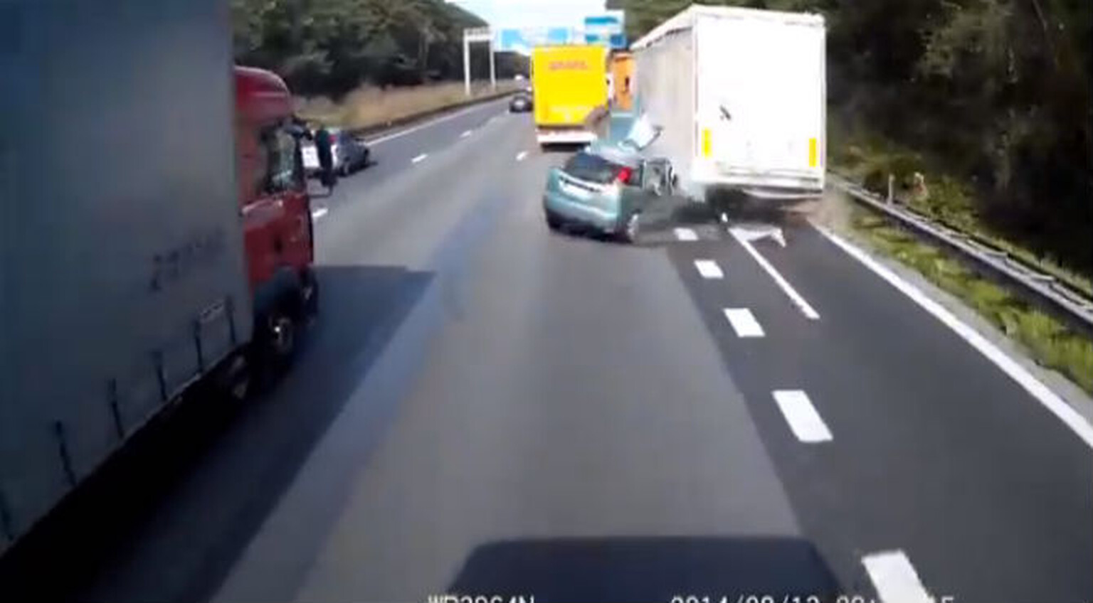 Foolish driver luckily escapes death in highspeed crash with two lorries