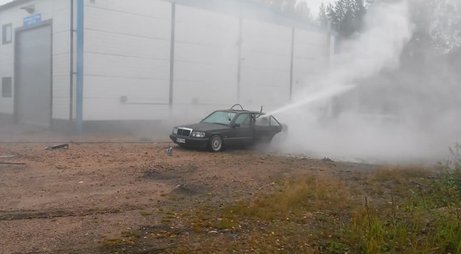 Industrial pressure washer destroys an old Mercedes, upsets the internet