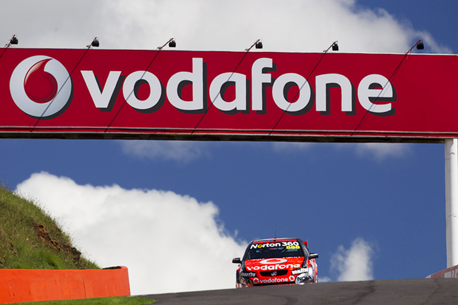 Vodafone to launch home broadband and TV services in spring 2015