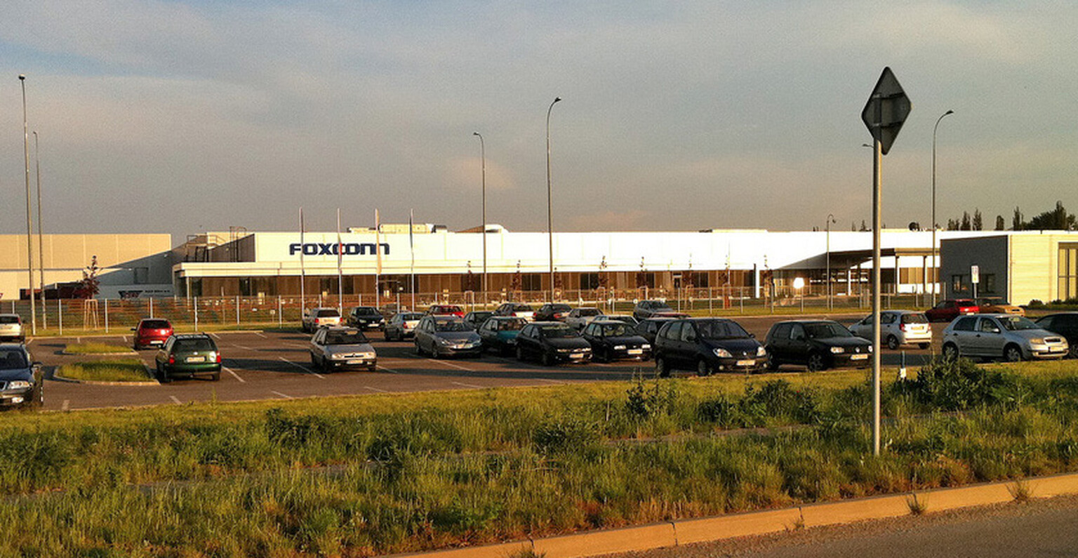 Foxconn spending £1.6 billion to make a display factory just for Apple?