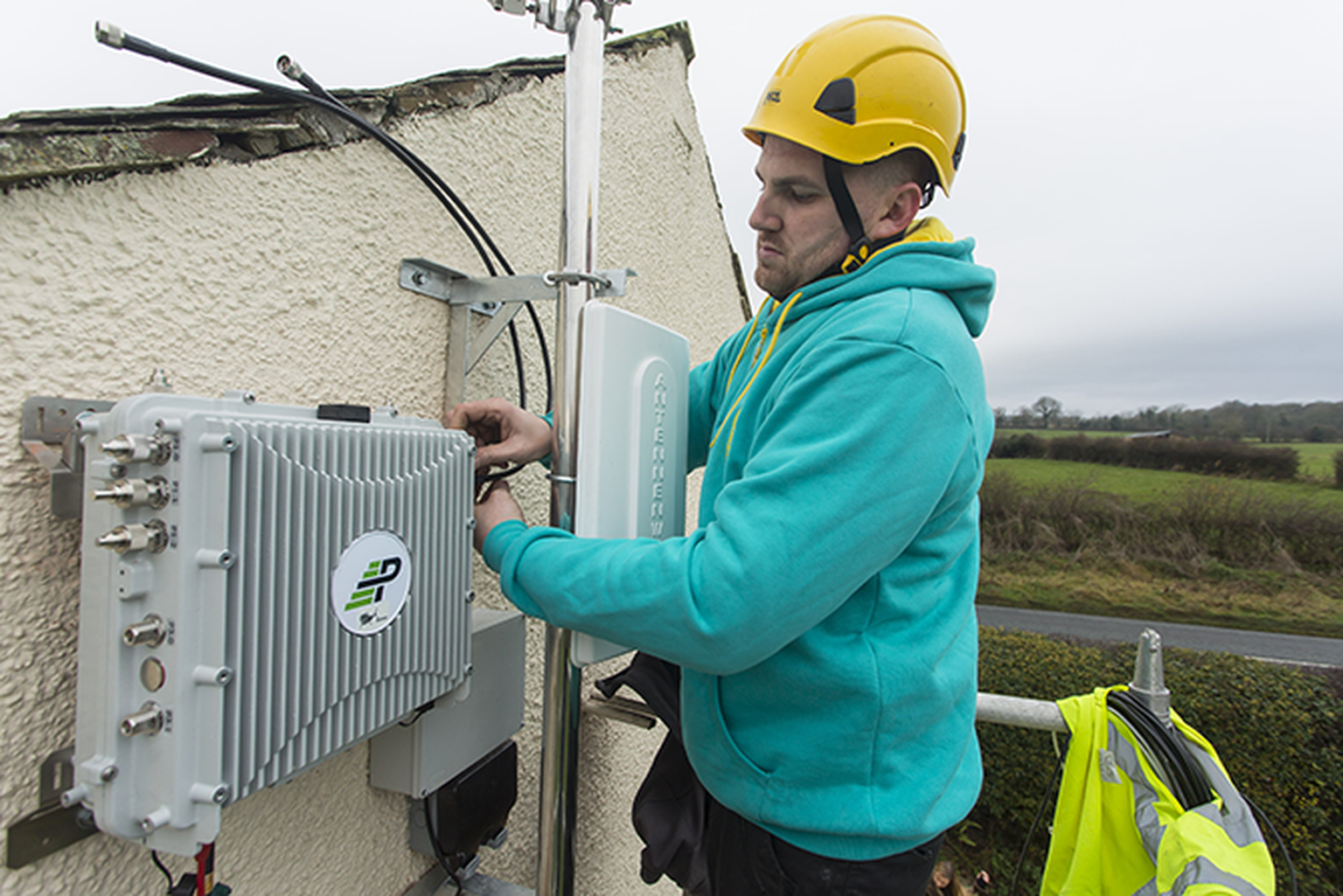 EE launches micro cell network to boost rural 4G broadband and voice coverage