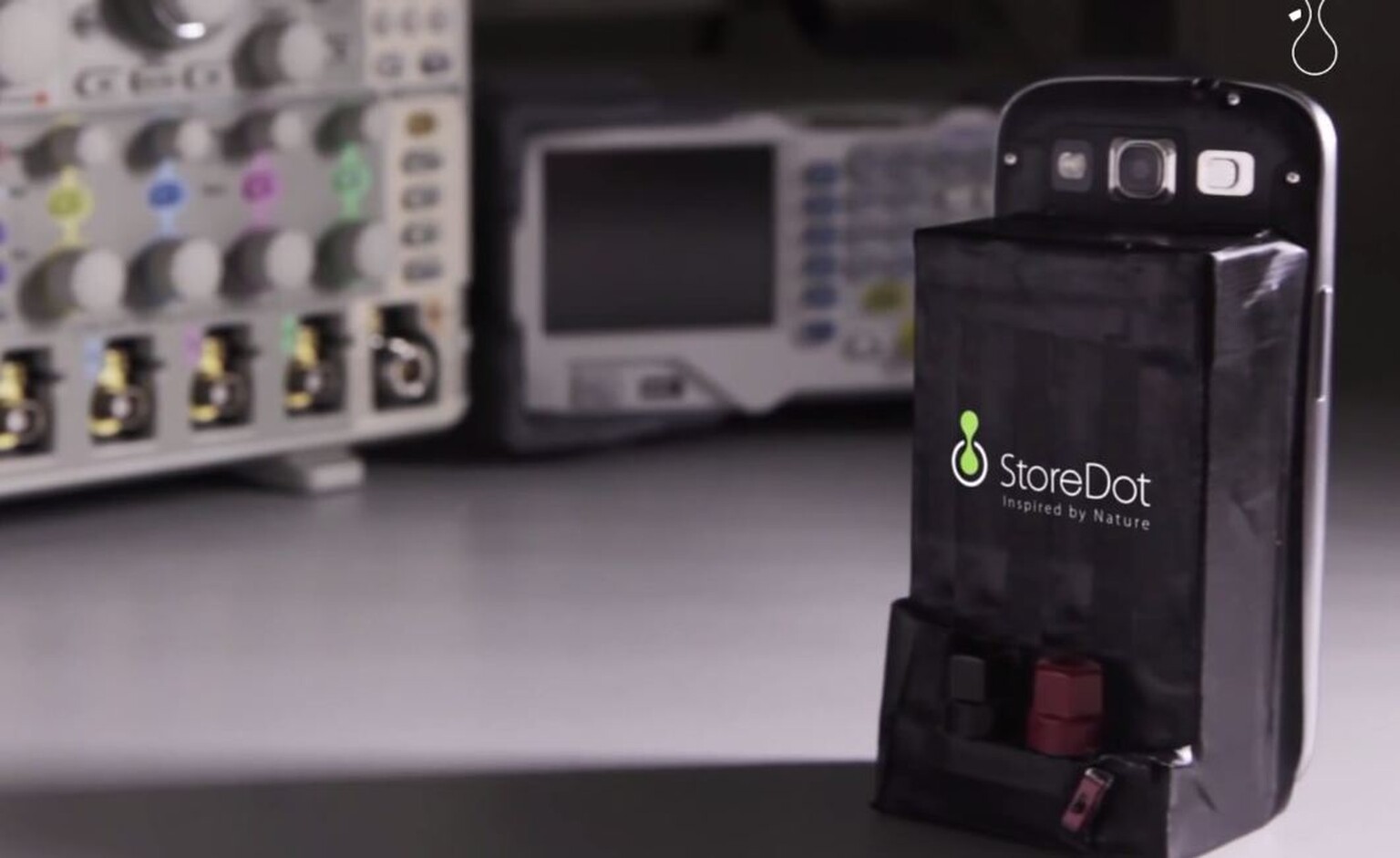 StoreDot shows off 30-second phone battery charger