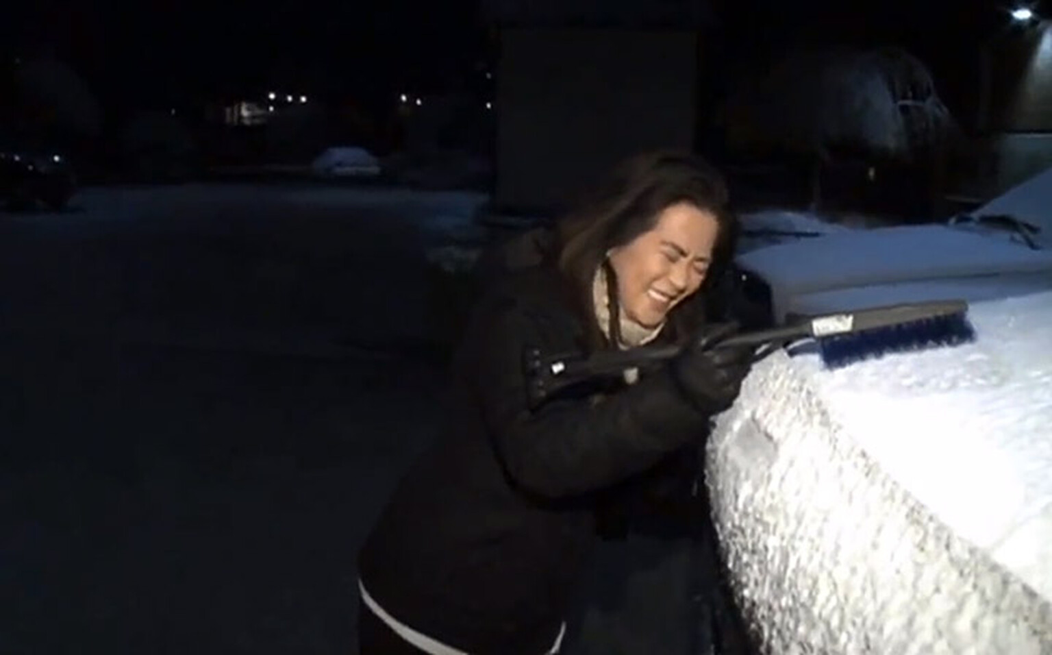 This is how not to use an ice scraper