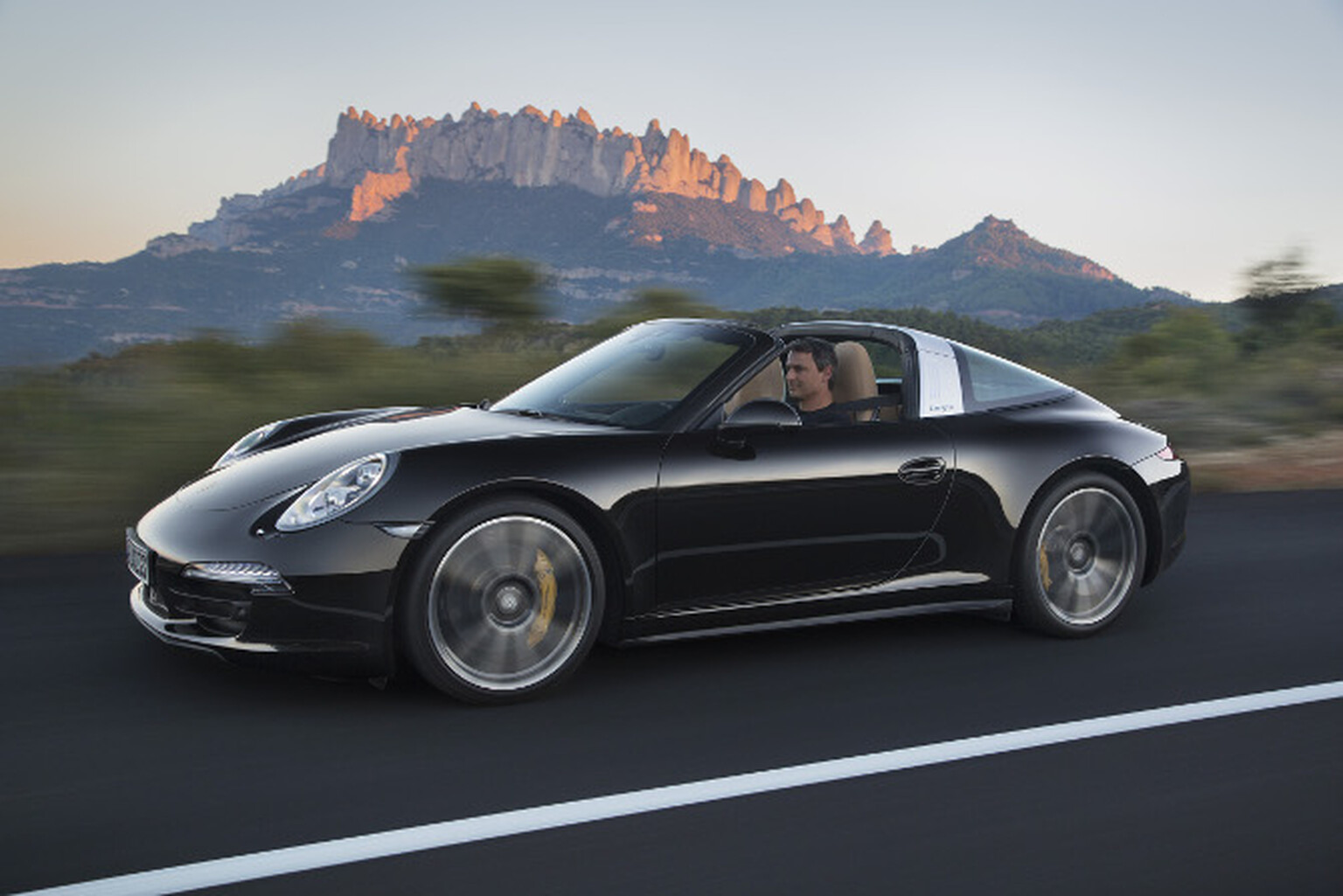Porsche 911 Targa is back with a bang