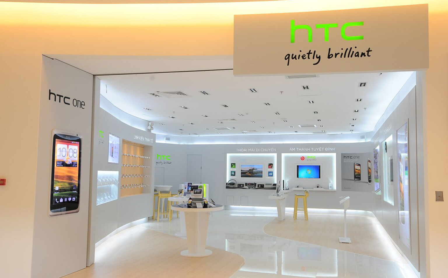 HTC's smartwatch first to rock a flexible screen