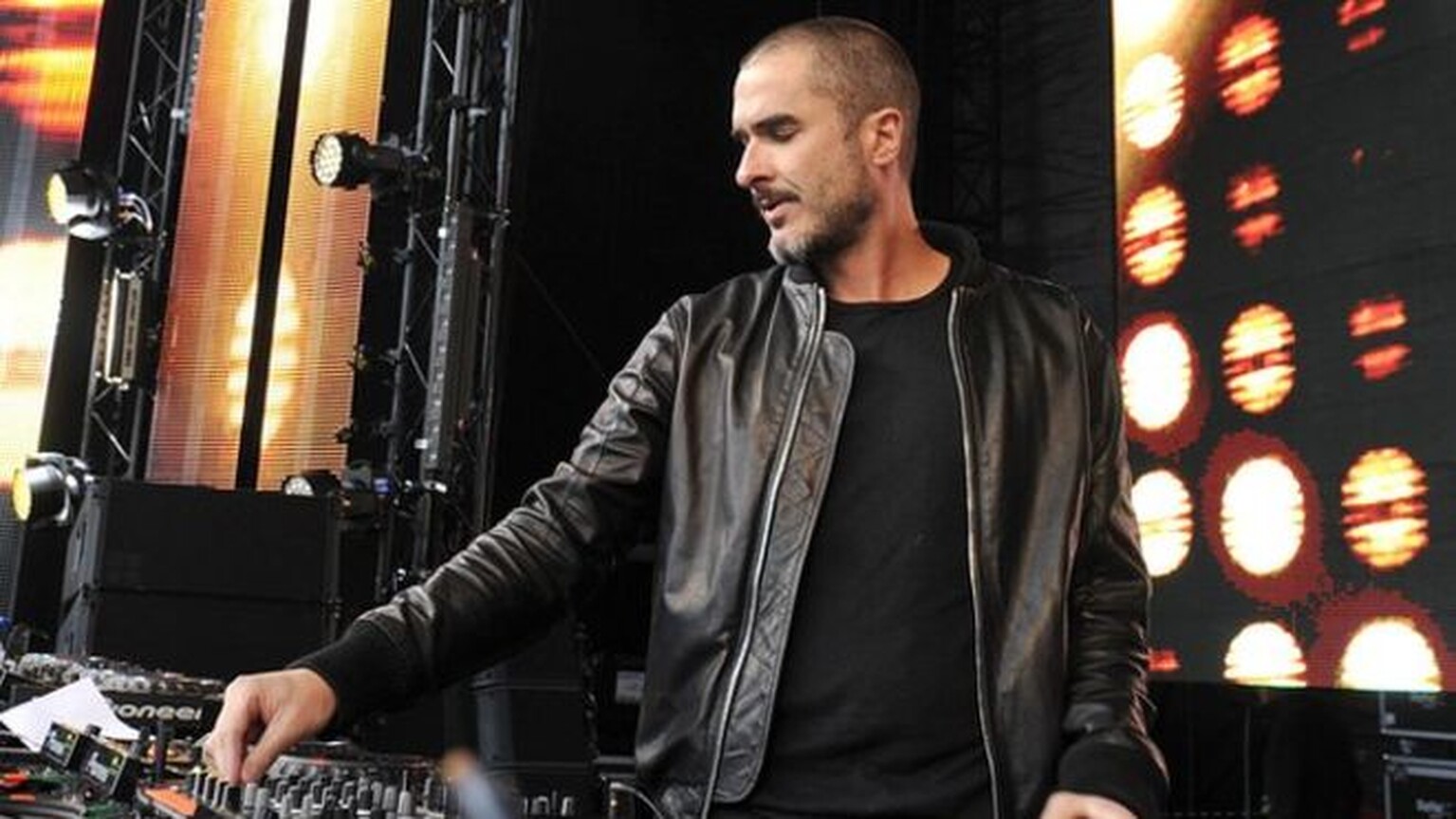 DJ Zane Lowe is leaving Radio 1 to work on undisclosed Apple projects