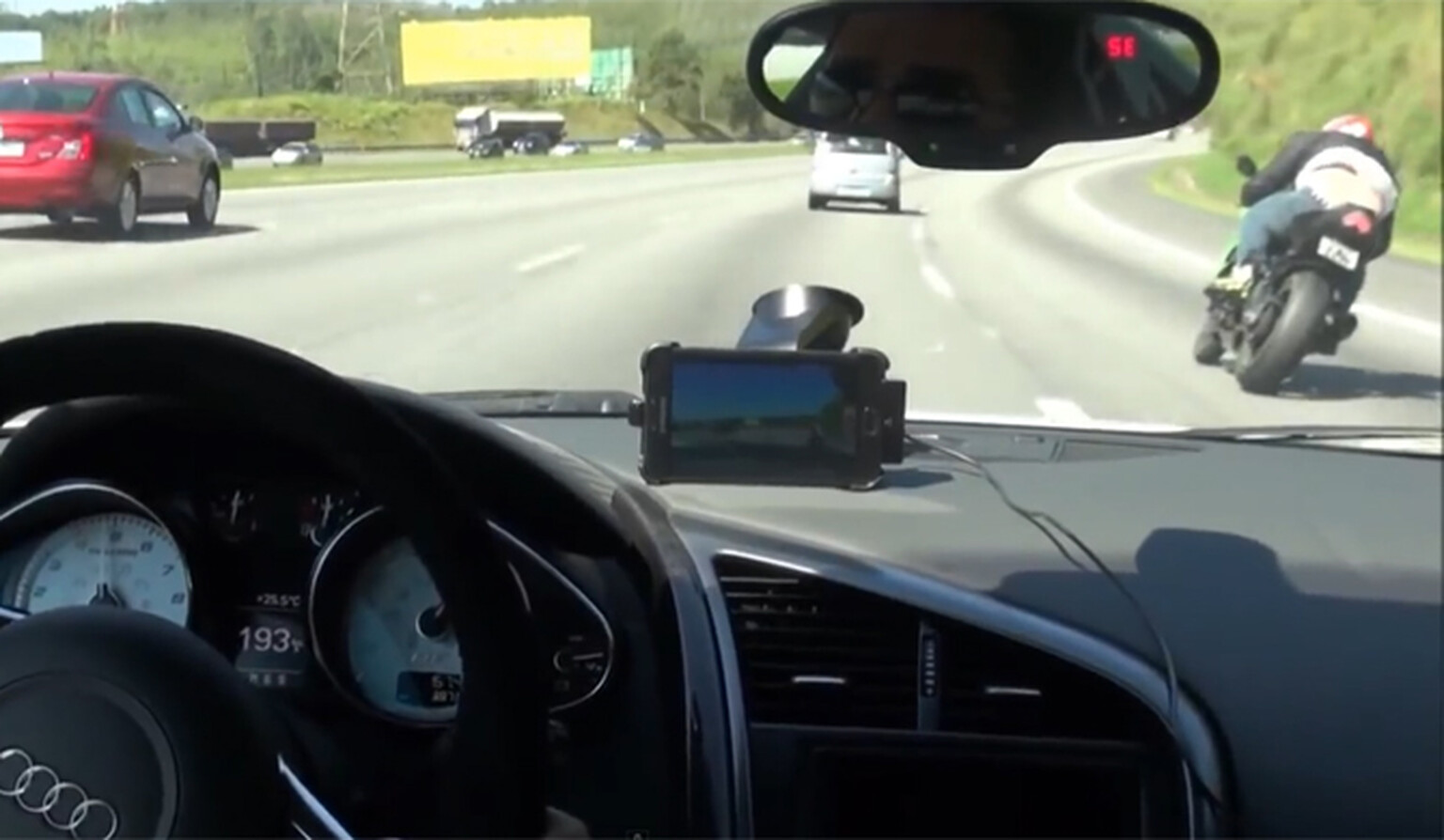 Audi R8 V10 vs motorbike in real life chase video