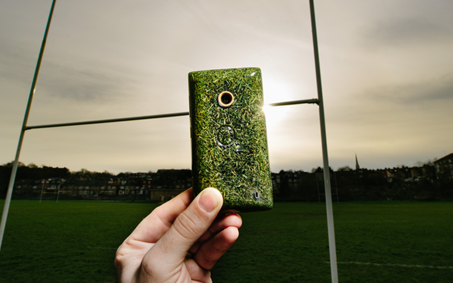 Rugby fans might want to consider O2’s new grass-backed phone