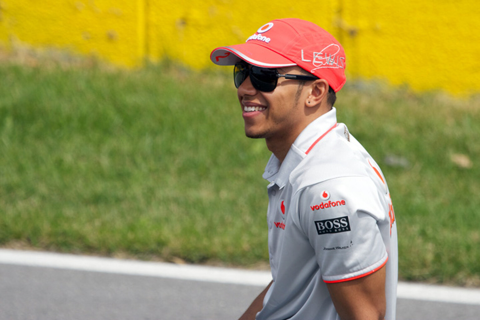 Couple asks Lewis Hamilton for photo... of their family
