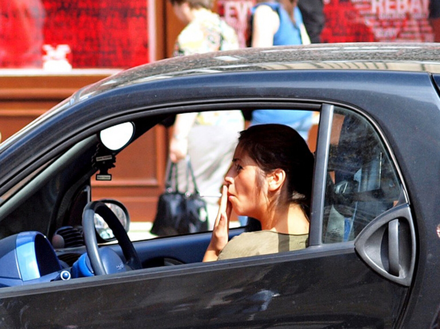 Labour to ban smoking in cars when a child is onboard