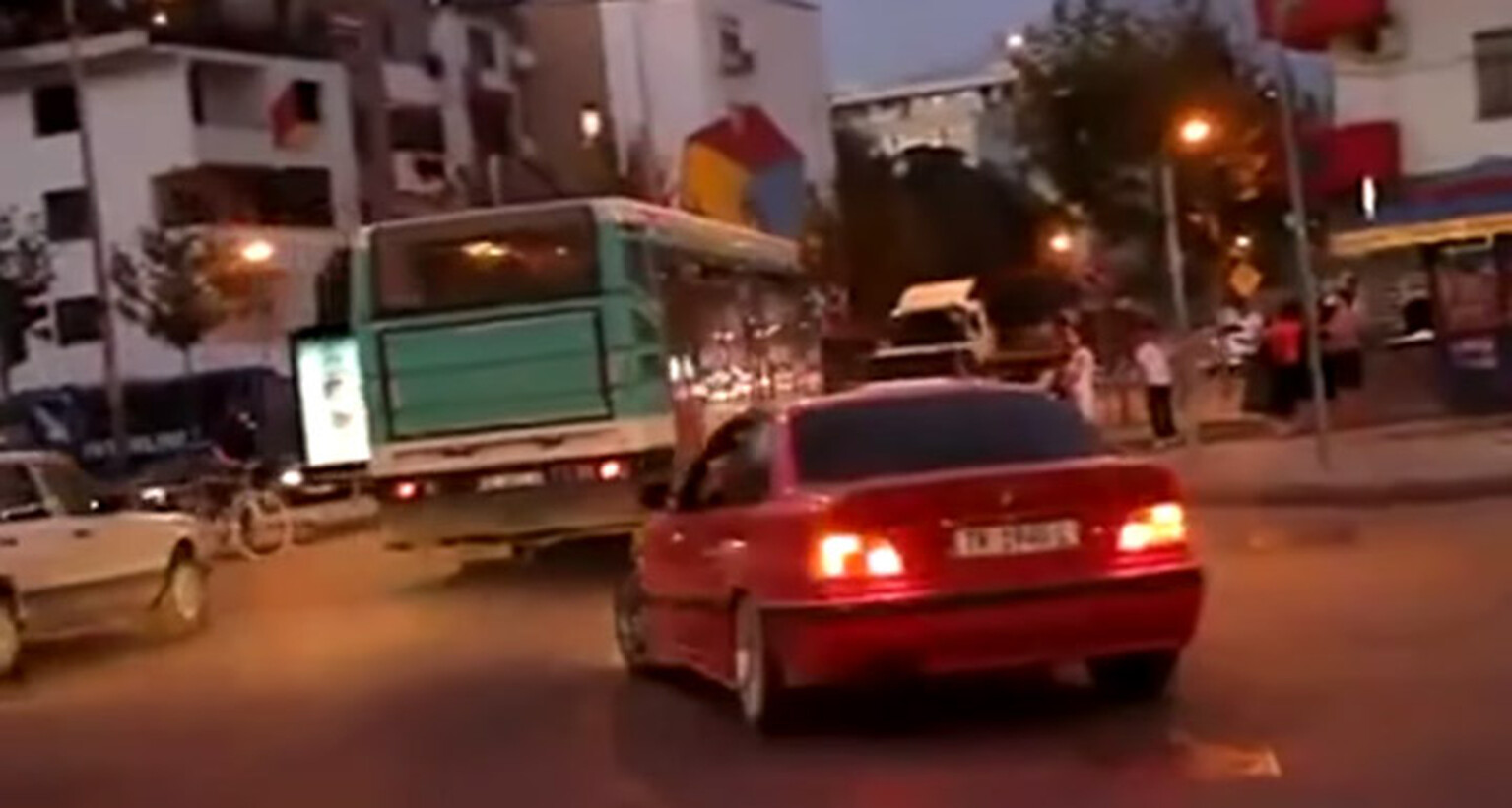 Is this the world's most stupid BMW driver?