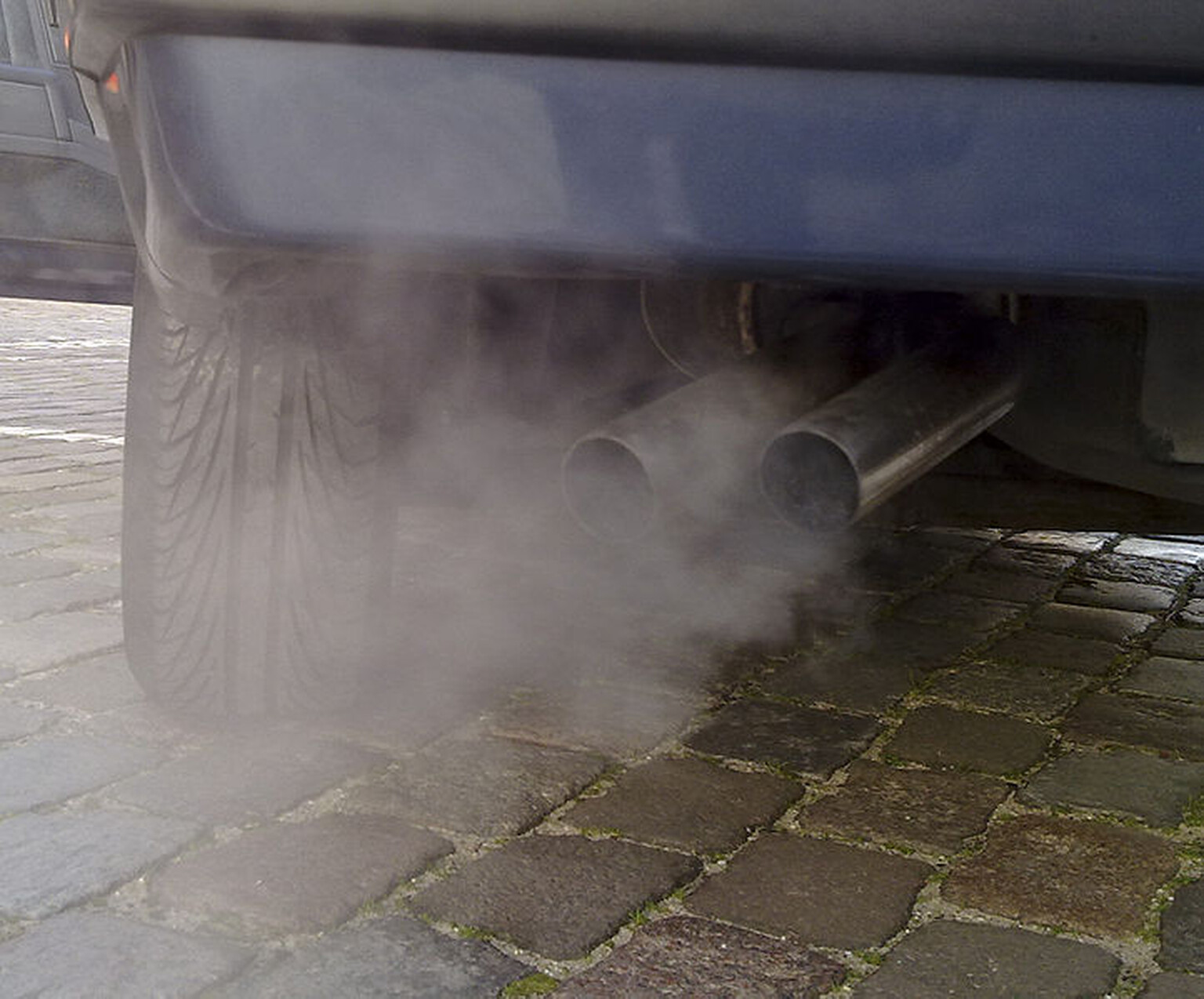 Couple die of carbon monoxide poisoning after having sex in car