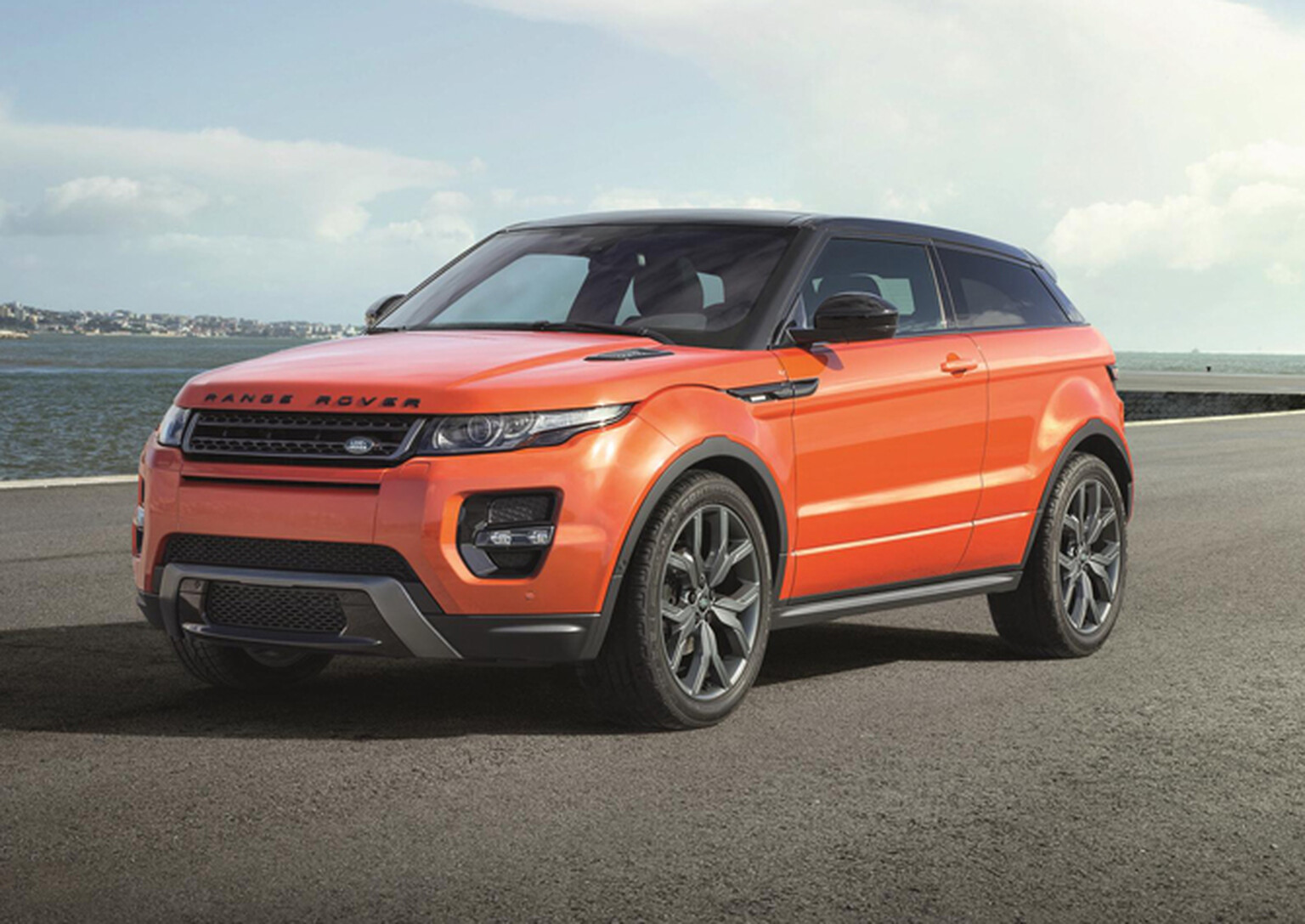 Range Rover Evoque Autobiography Dynamic focusses on performance