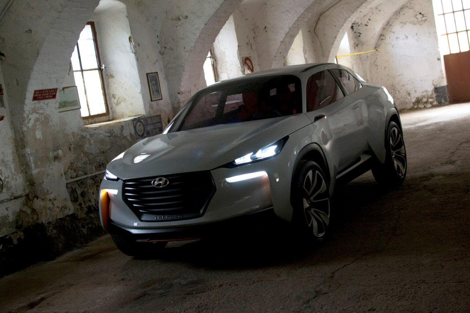 'Revolutionary' Hyundai Intrado uses plane wings for inspration