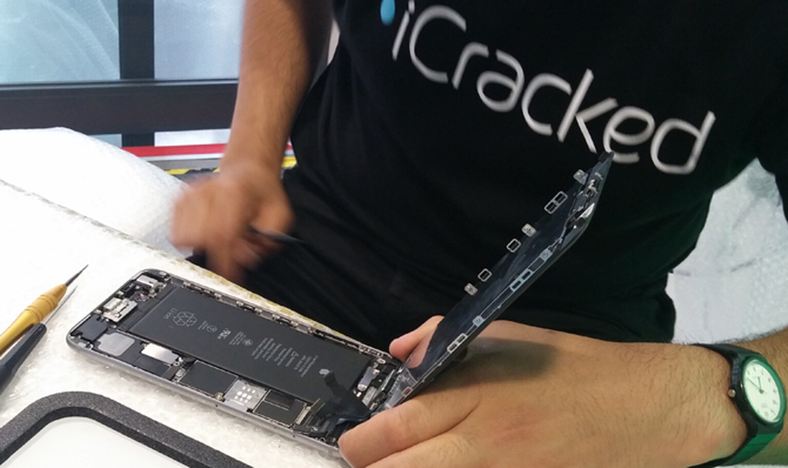 iCracked can fix your phone in the pub right after you drop it