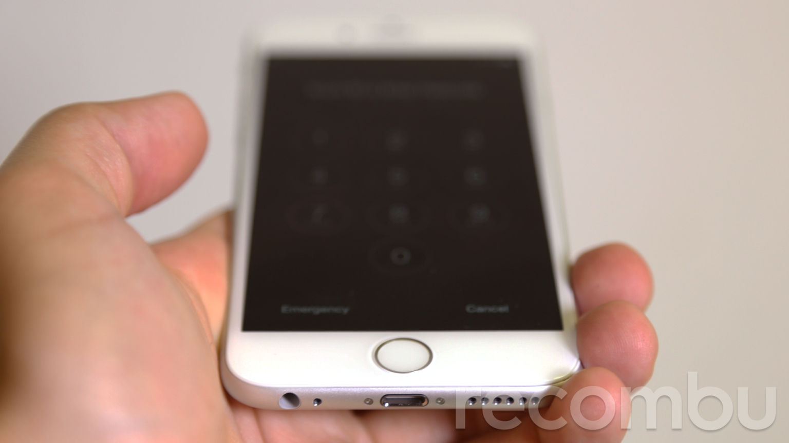 Hydrogen fuel cell tech gives your iPhone a week’s juice per charge