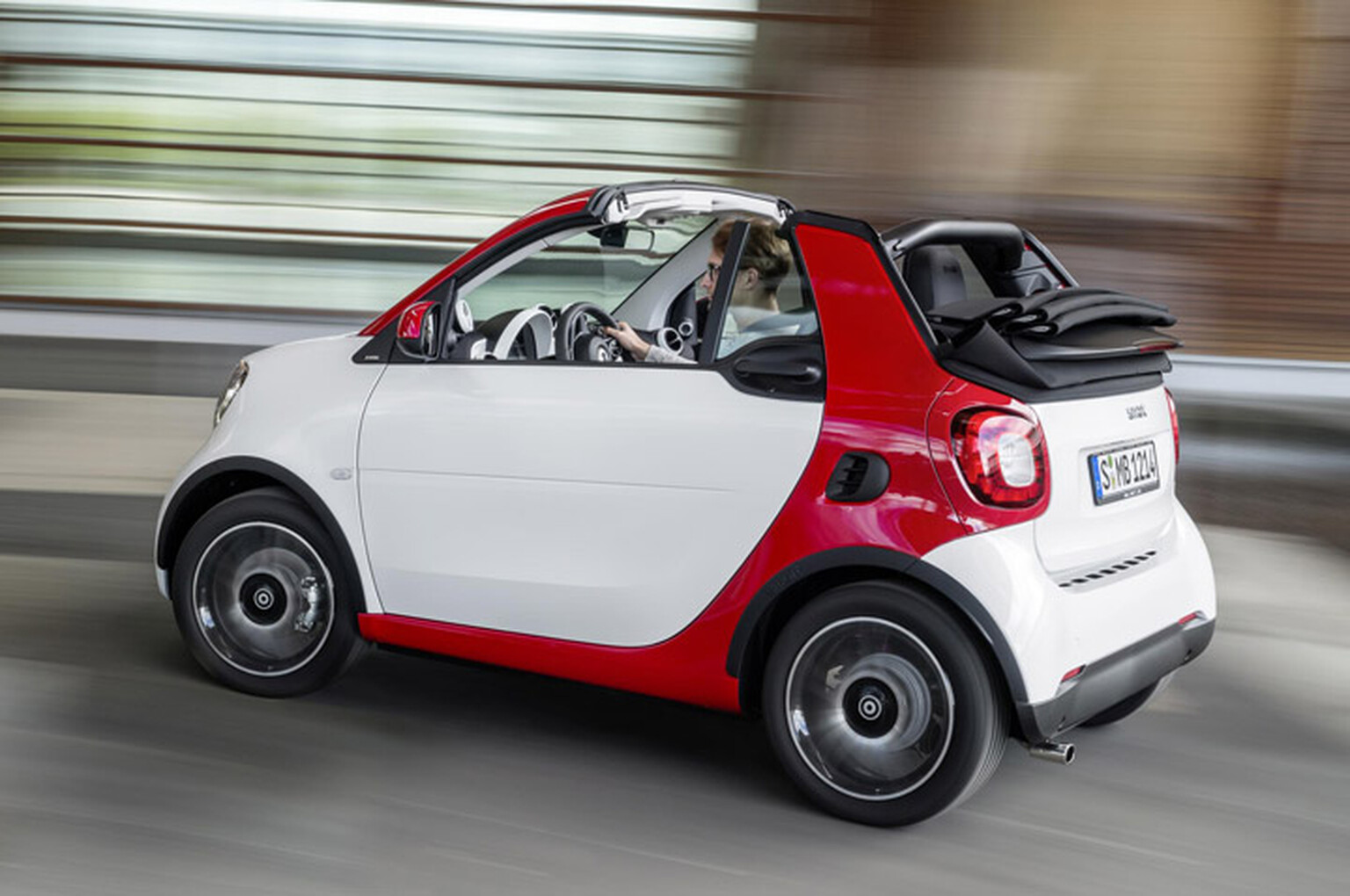 Smart fortwo cabrio to offer pint-sized fun in the sun