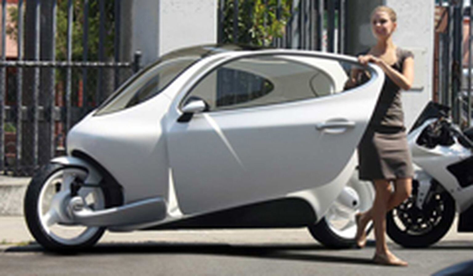 Lit Motors C-1 strikes a balance between car and bike