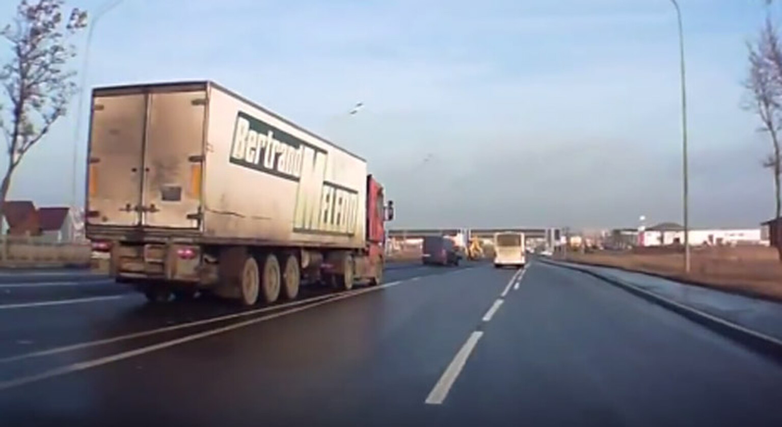 Truck driver narrowly avoids disaster with incredible driving manoeuvre
