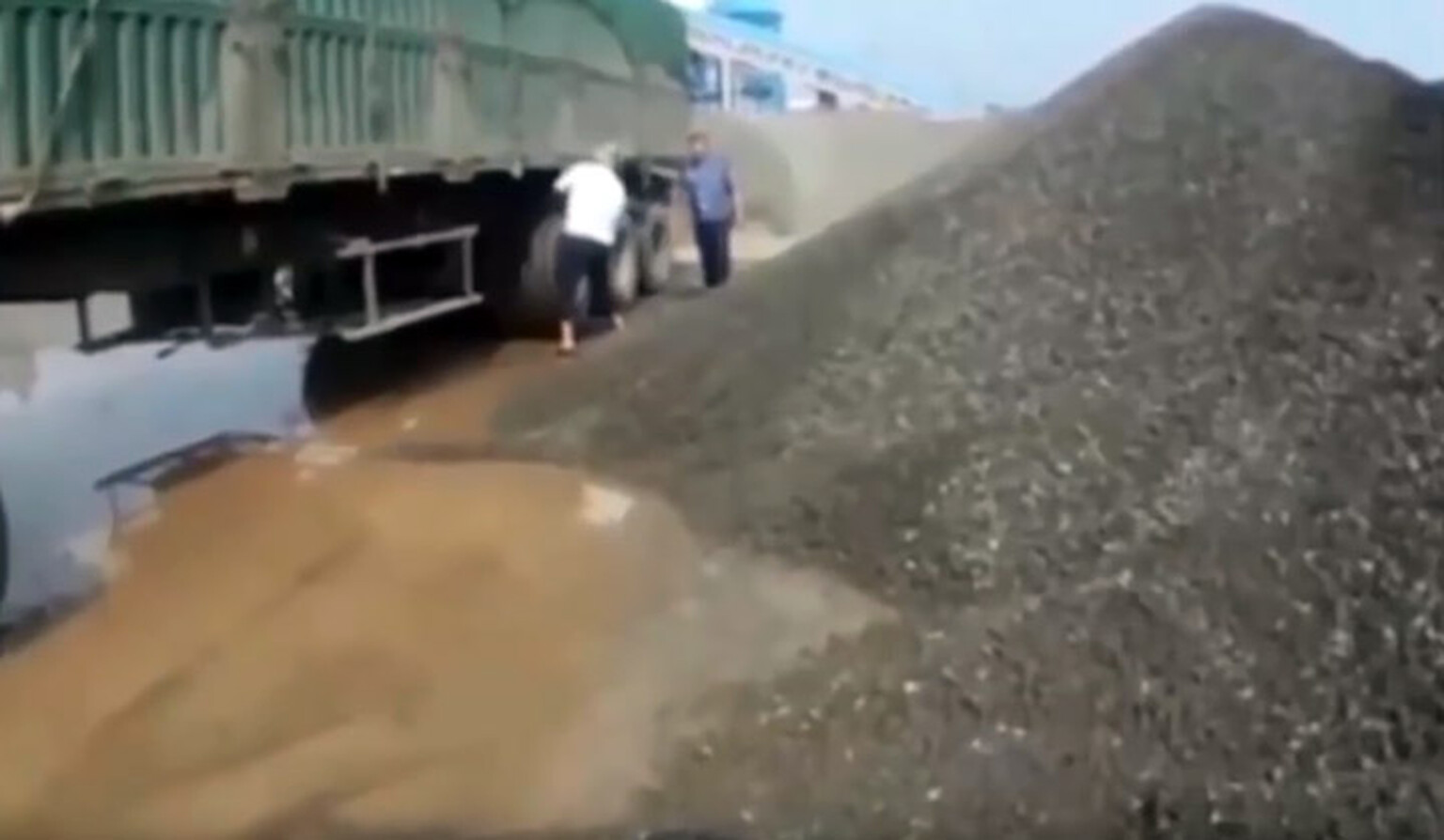 Truck driver buries police officer in gravel while trying to escape