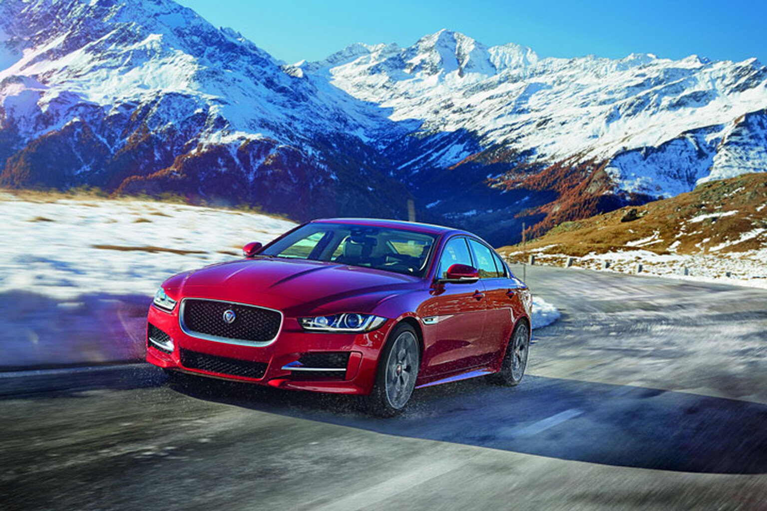 2017 Jaguar XE offers all-wheel drive and more infotainment goodness