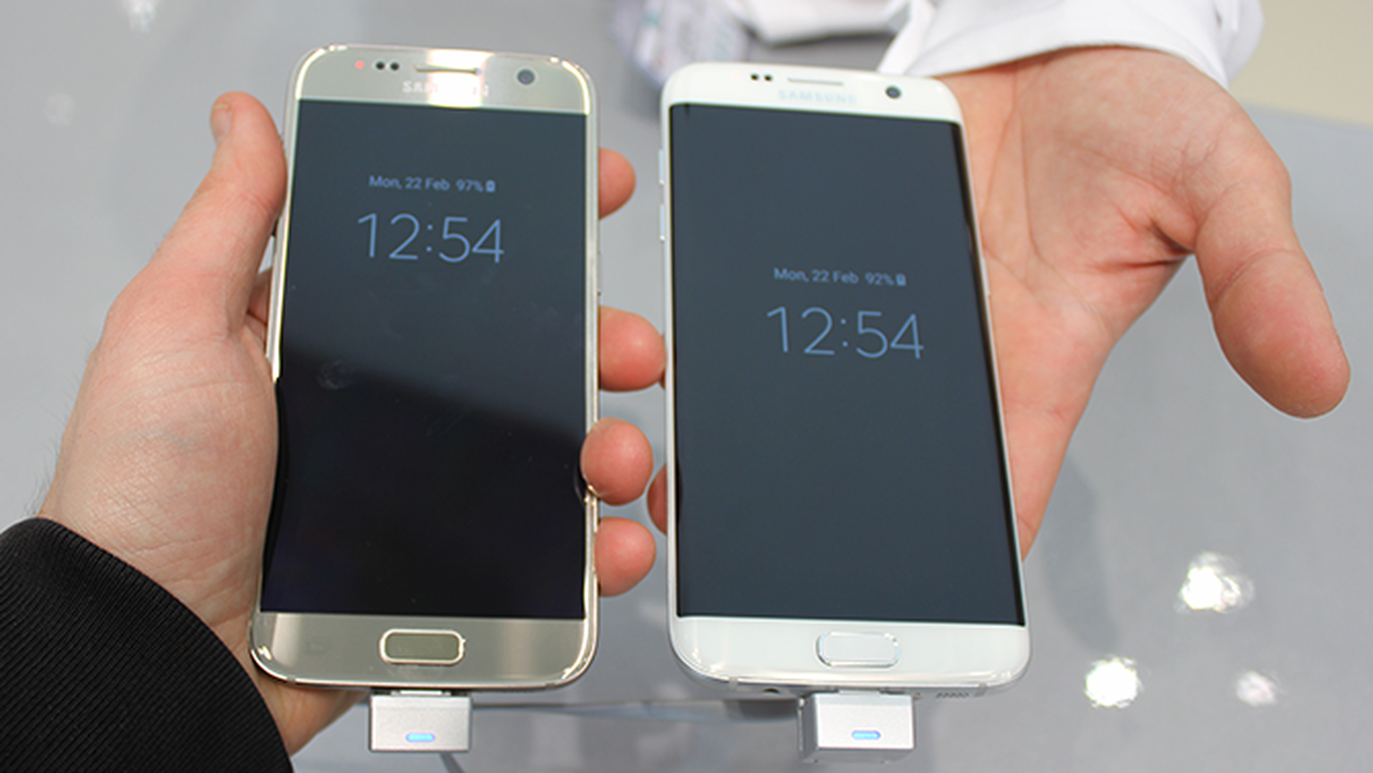 Samsung Galaxy S7 vs Samsung Galaxy S7 Edge hands on | MWC 2016