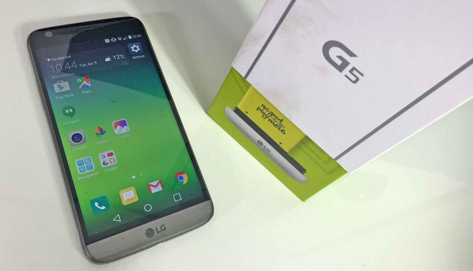 LG G5 unboxing (UK edition) and first look