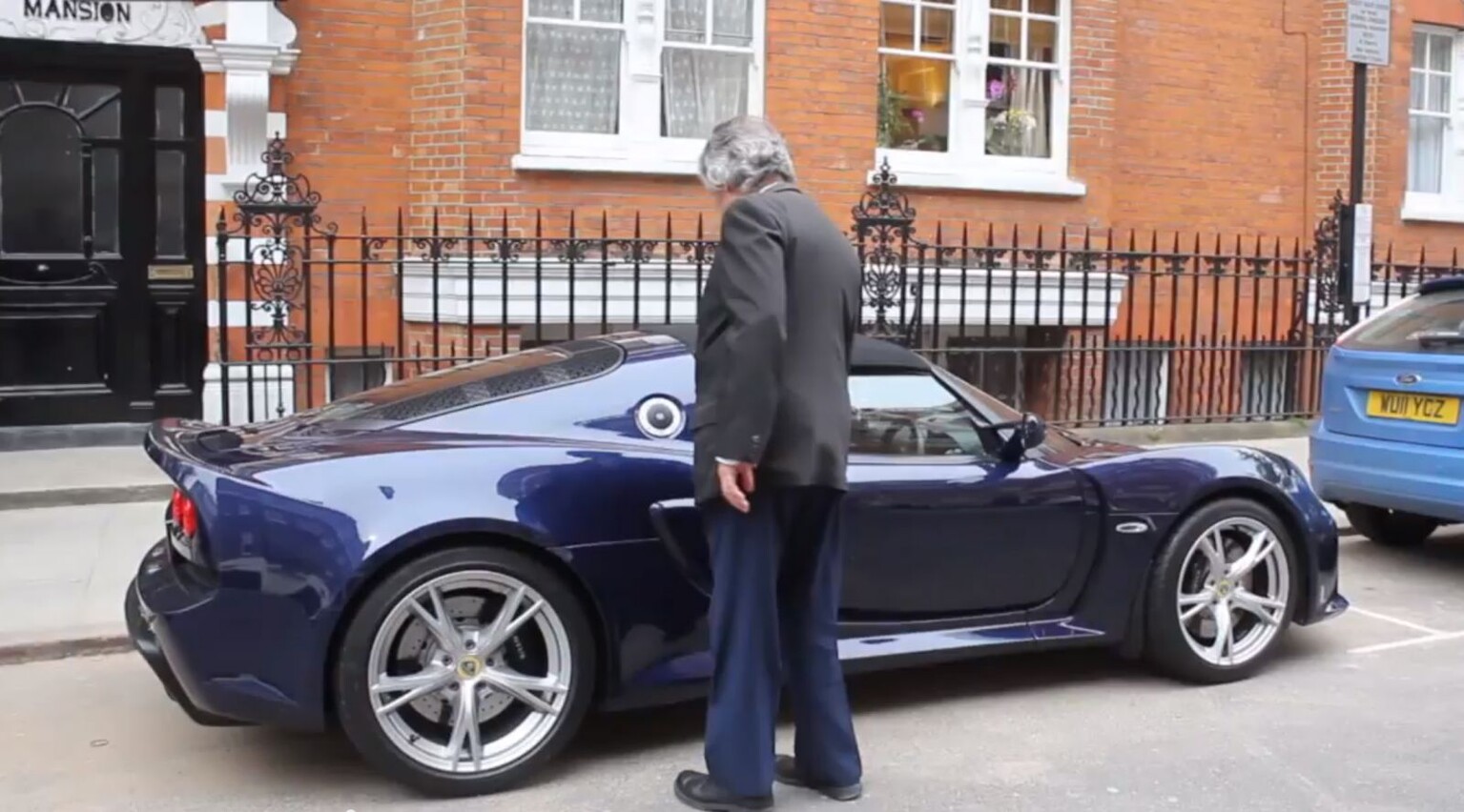 Watch this old man get stuck in an Exige S Roadster