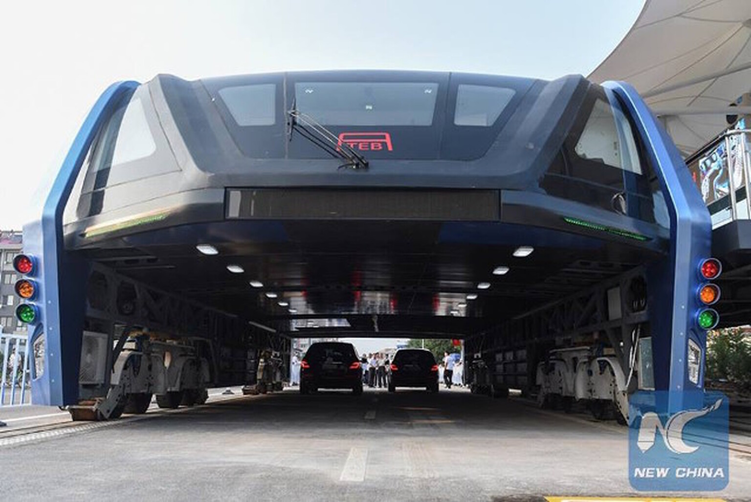 Road-straddling bus concept tested in China