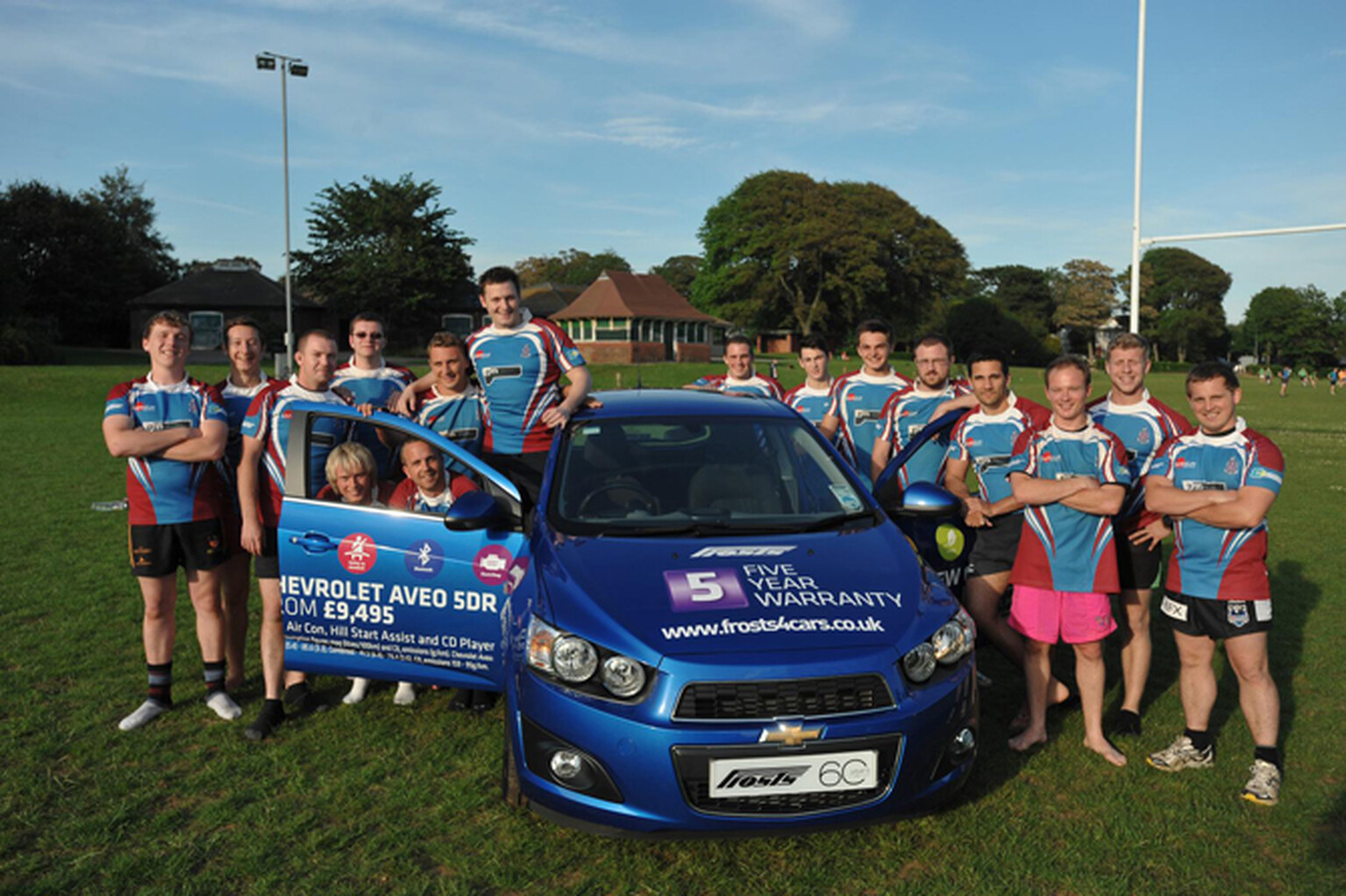 16 rugby players squeeze into a Chevy Aveo