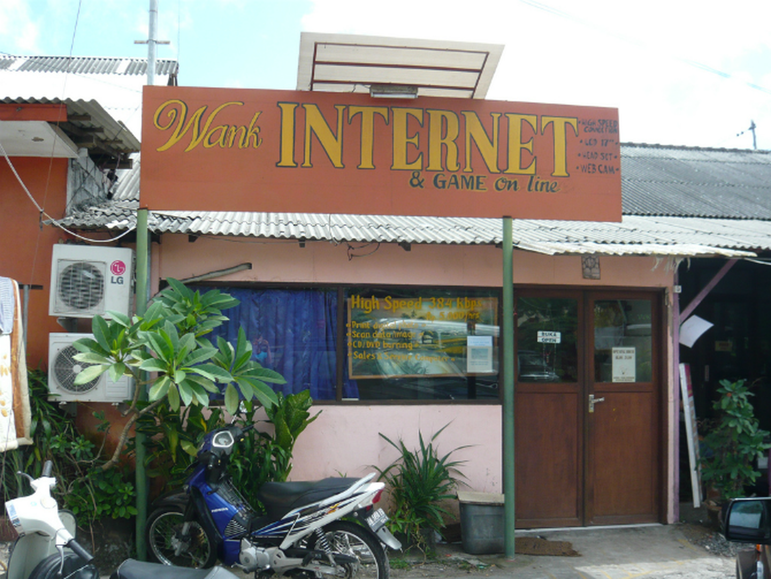 Public WiFi puts you at risk of bank data theft, European cybercop warns