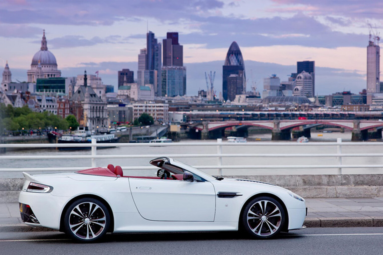 Aston Martin lifts lid on V12 Vantage Roadster