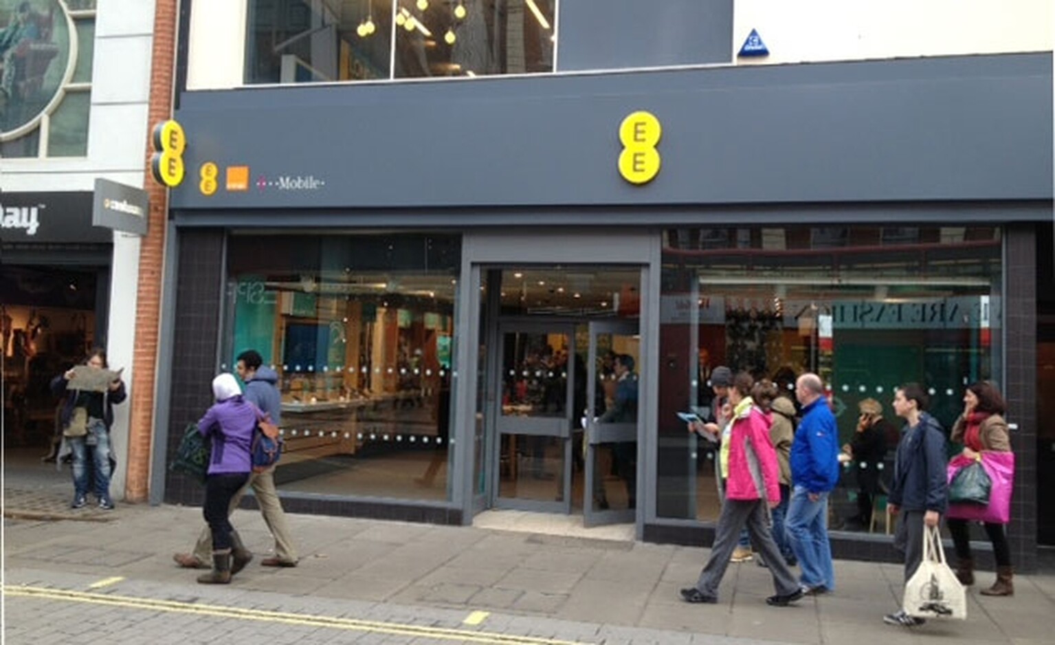 EE to offer superfast broadband connections for free