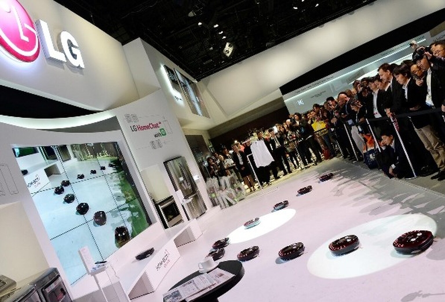 LG Hombot Square robovac gets a smart control upgrade