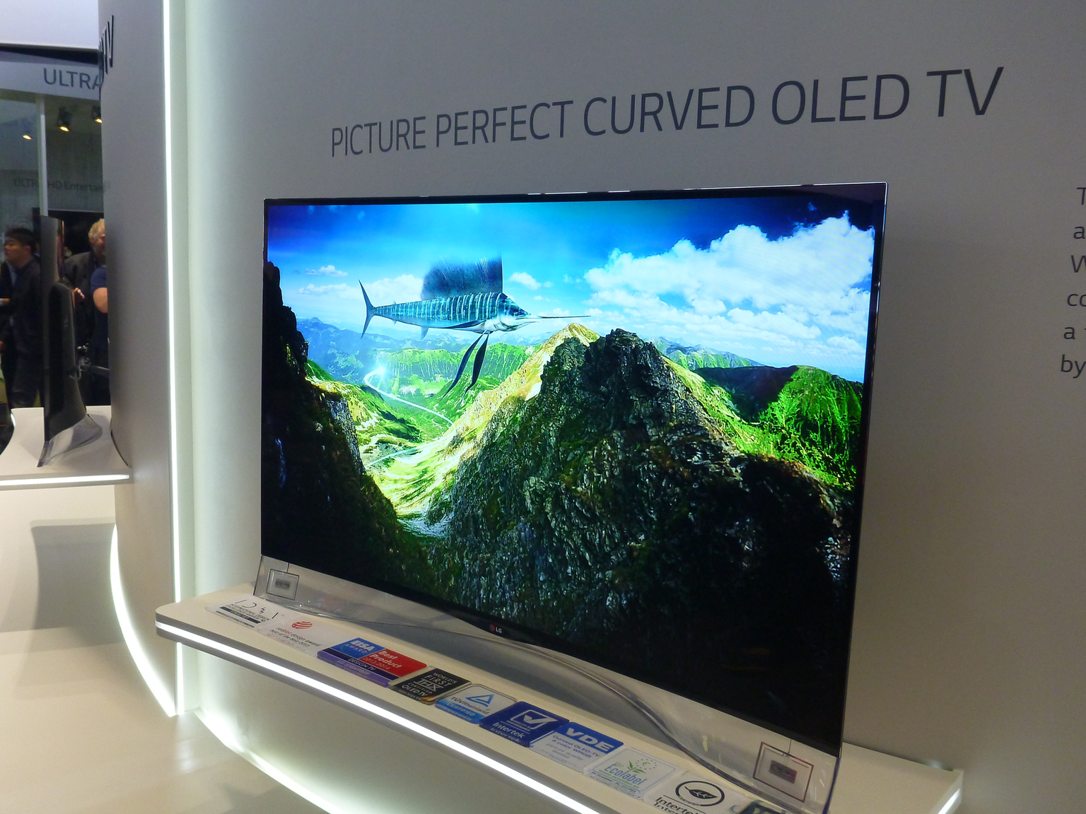 IFA 2013: LG 55EA980V curved 55in OLED hands-on video