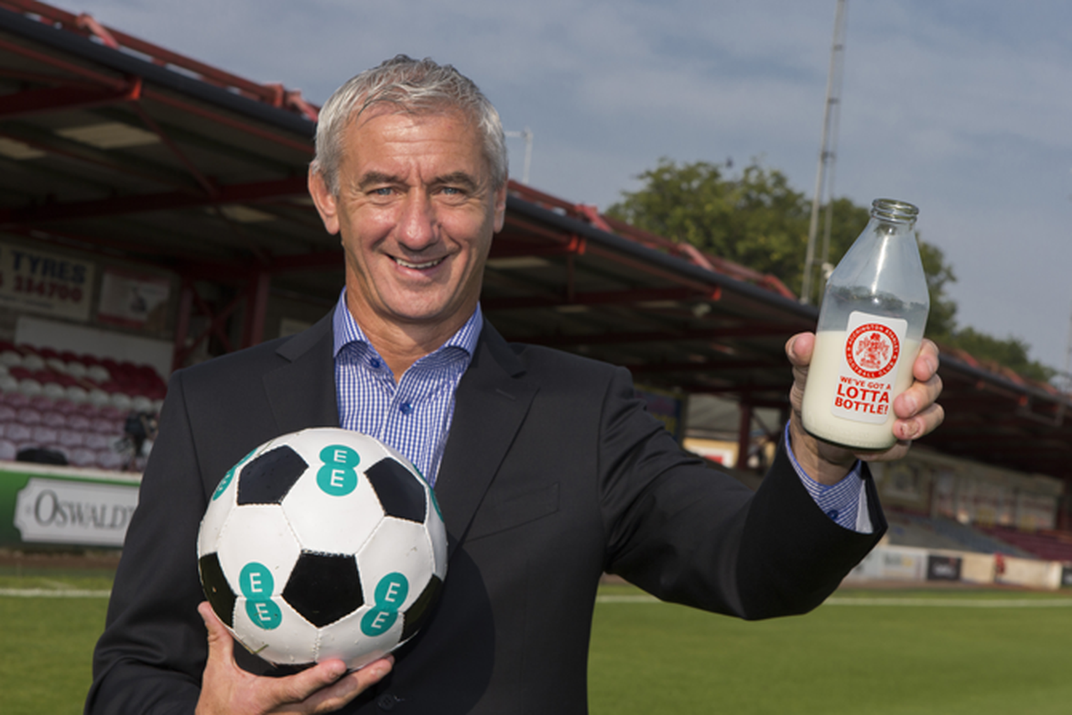 EE 4G hits 100th UK town, Accrington ushered in by Ian Rush