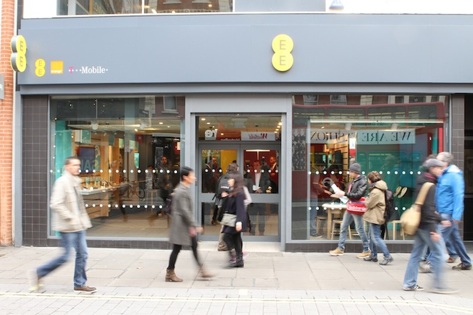 EE launches unlimited broadband and call packages to landlines