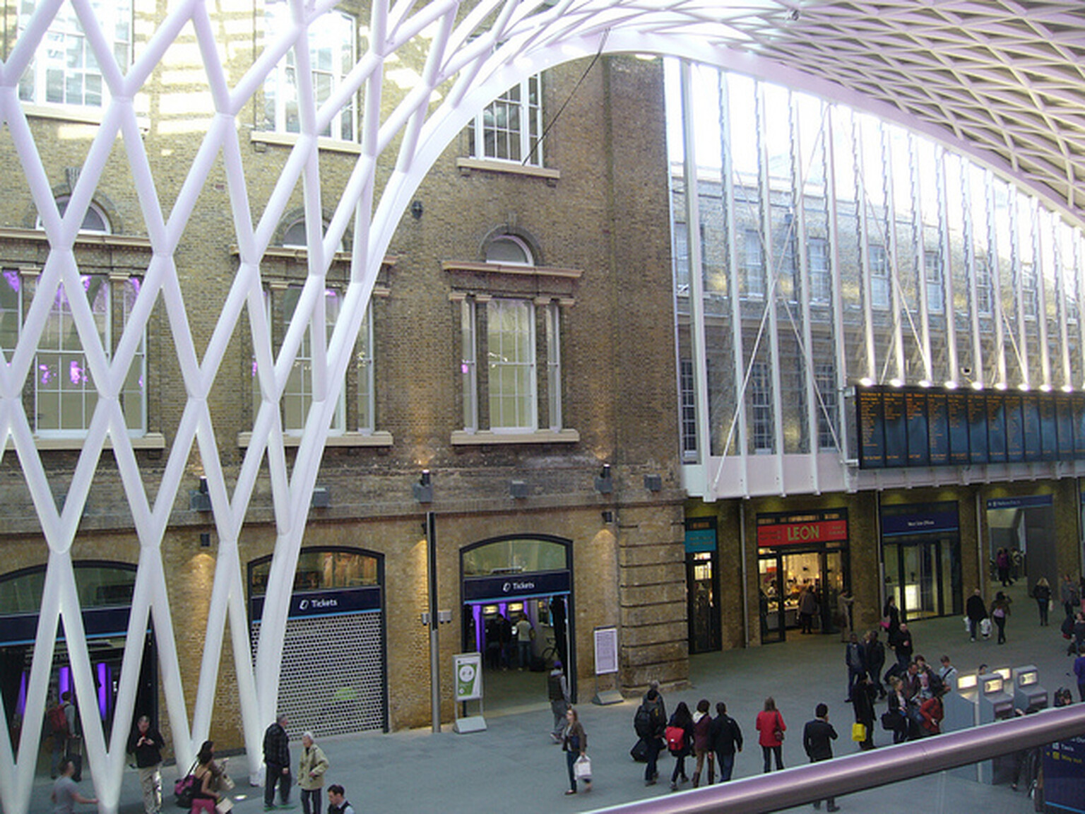 UK train stations to get free WiFi for a month, courtesy of Microsoft