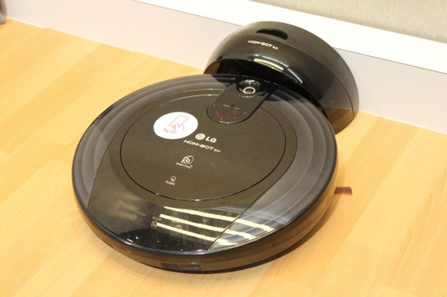 CES 2013: LG HomBot 2.0 robot vacuum cleaner video hands-on