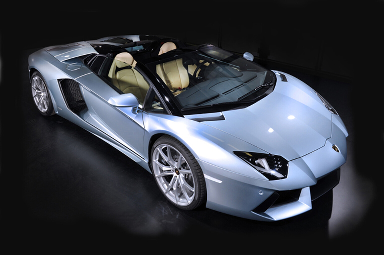 Lamborghini Aventador LP-700-4 Roadster pictures reveal a convertible stunner