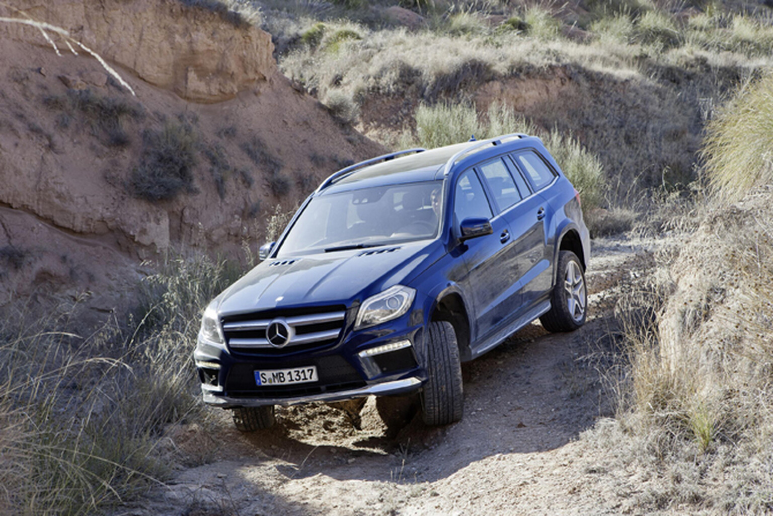 Mercedes-Benz GL 350 and GL 63 AMG touch down, make craters