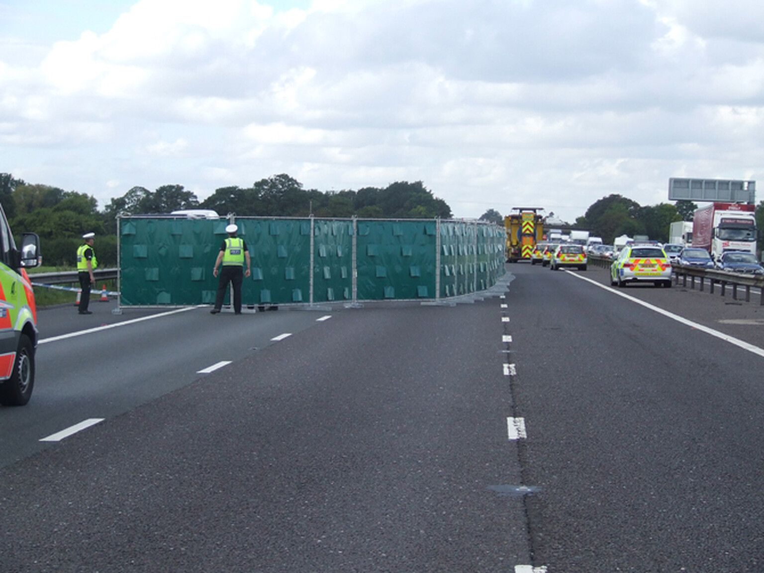 Portable motorway screens to prevent accident rubbernecking