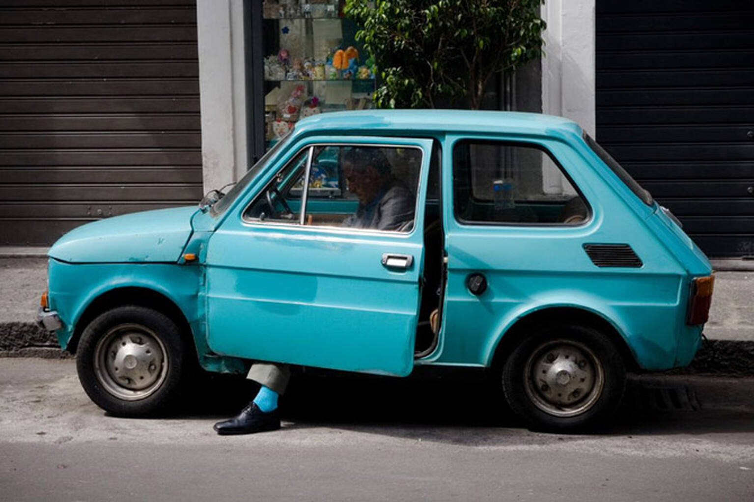 Women wear the trousers when buying a new car