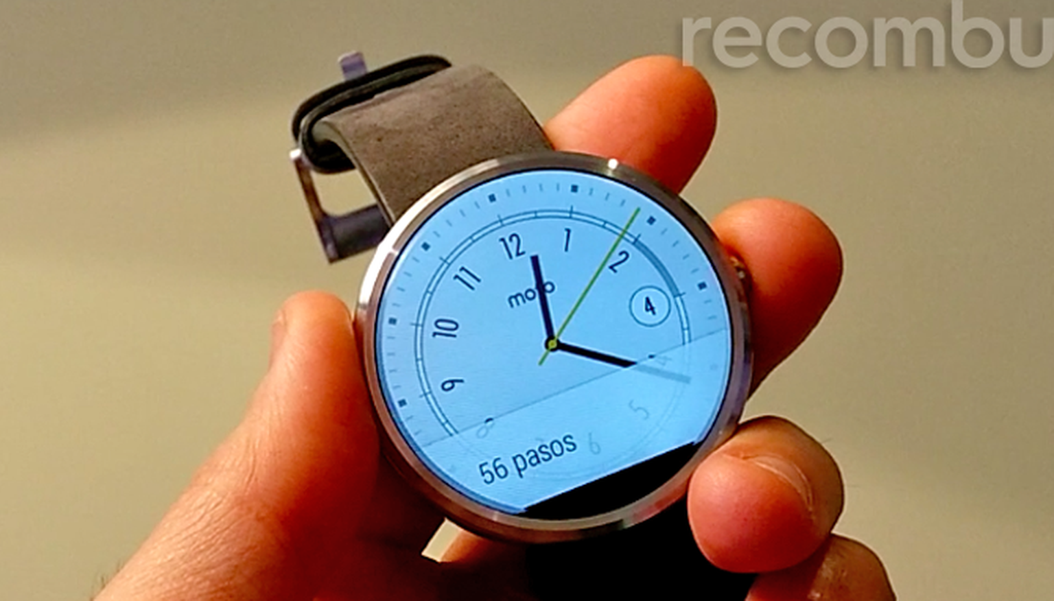 Hands-on: Motorola's Moto 360 is a chunky but stylish smartwatch