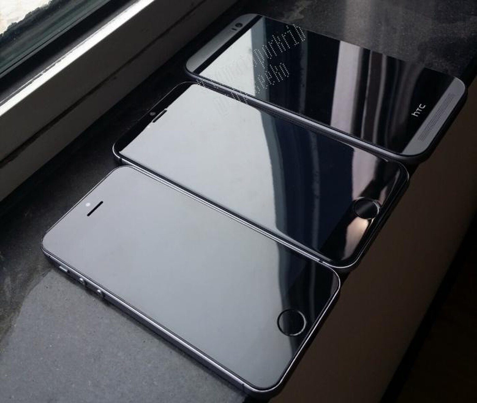 Space Grey iPhone 6 photographed in the wild