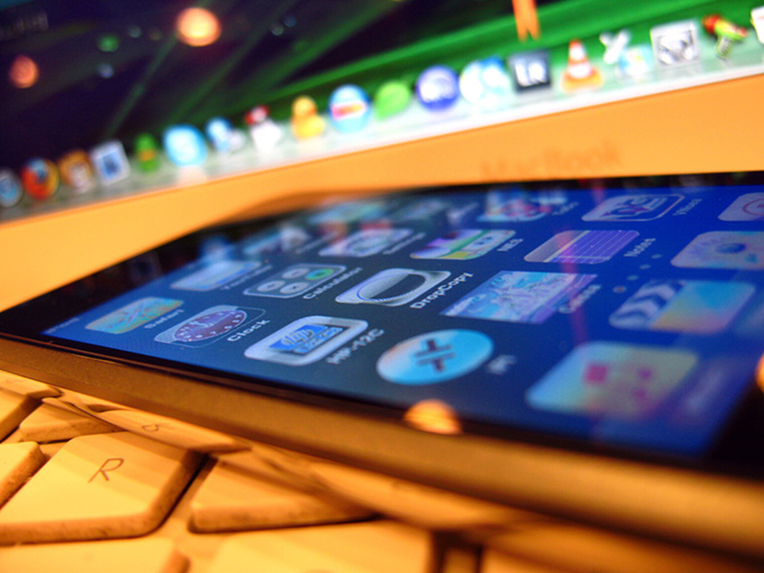 Mac OS X Yosemite lets you make iPhone calls via your Mac