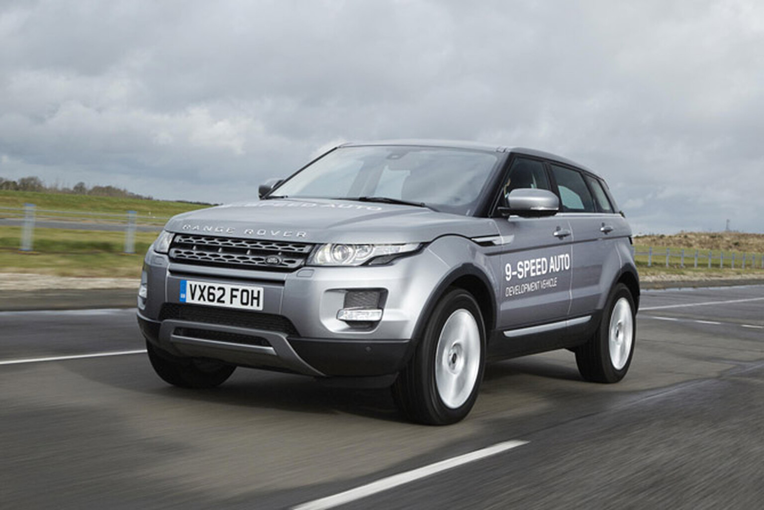 Land Rover debuts nine-speed gear box