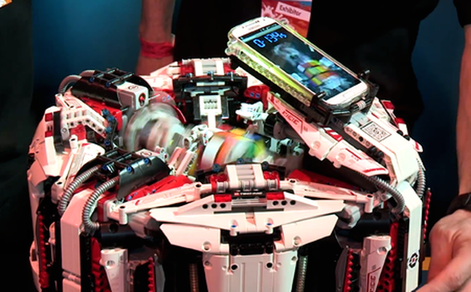 Watch this Samsung Galaxy S4-powered robot solve a Rubik’s cube in record time