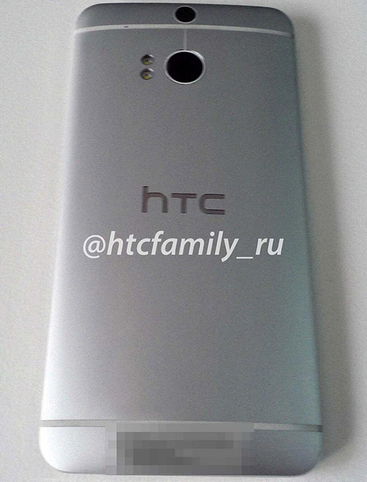 New HTC One photo shows dual camera and familiar design