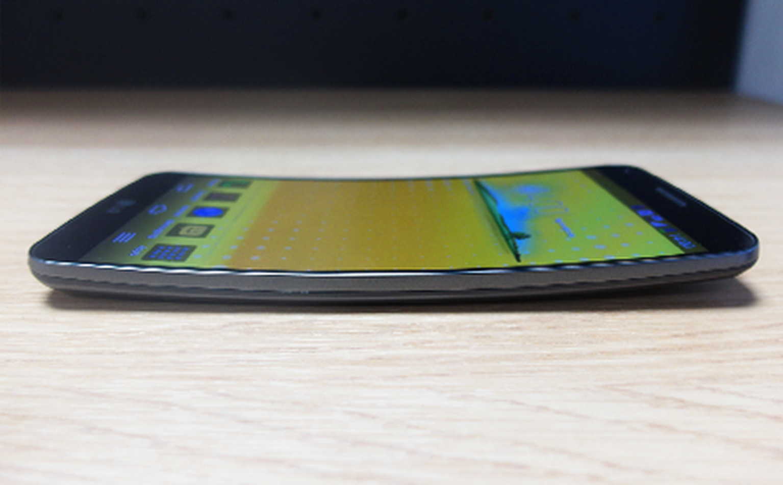LG G Flex will be the first curved smartphone in the UK (hands-on)